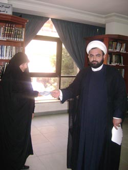 الشيخ بركات خلال تسليم هدايا على المشاركات